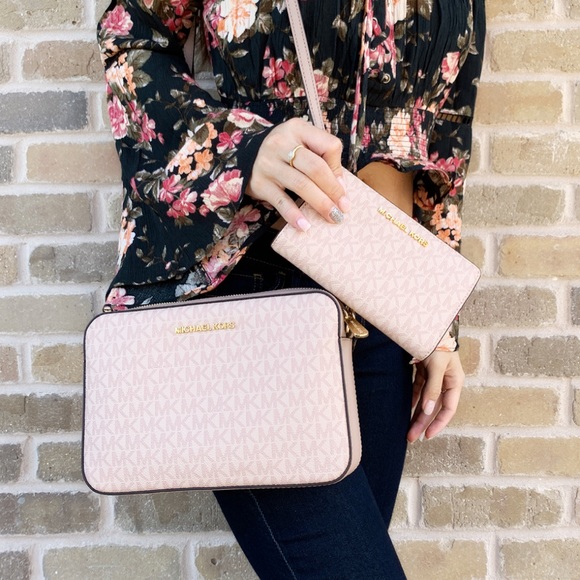 Gaby’sBags-NWT Michael Kors Crossbody&Wallet SET - Picture 2 of 4